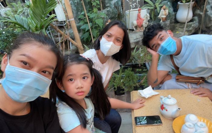 Con gái Mai Phương lên chùa thắp hương cho mẹ tròn 2 năm ngày giỗ