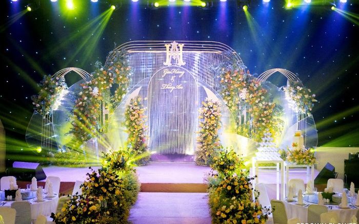 Simon Tứ thiết kế tiệc cưới cho cựu thành viên nhóm nhạc HKT Hồ Gia Hùng.