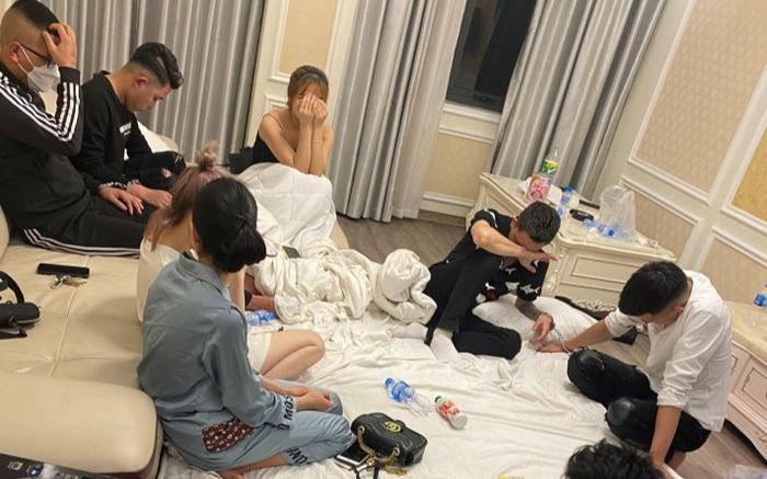 Sau đám cưới, chú rể cùng nhóm bạn rủ nhau ra khách sạn 'mở tiệc' ma túy