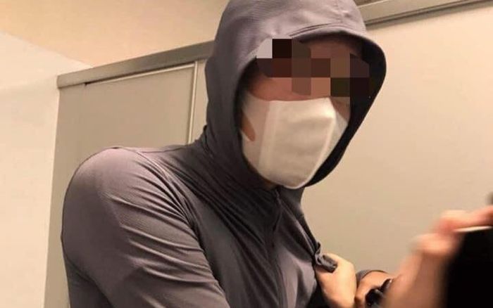 Nữ sinh giằng co với kẻ 'biến thái' xuất hiện trong nhà vệ sinh để quay lén