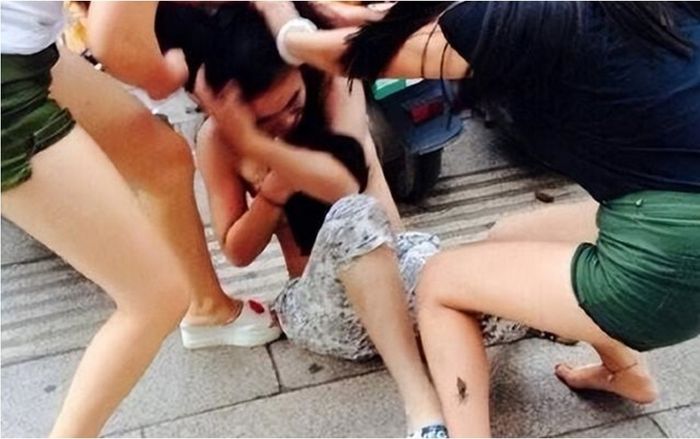 Tiểu tam trơ trẽn đến tận khu nhà nhân tình, nhóm bạn thân 'ngứa mắt' lao vào đánh ghen hộ chính thất