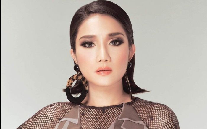 Cát Tường gây tranh cãi khi khoe ảnh bán nude ở tuổi 44