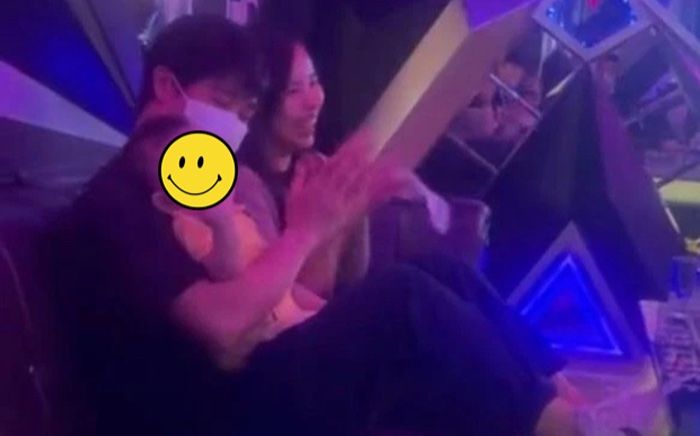 Con trai Công Phượng lần đầu tiên lộ diện, thừa hưởng trọn vẹn nét đẹp của bố mẹ