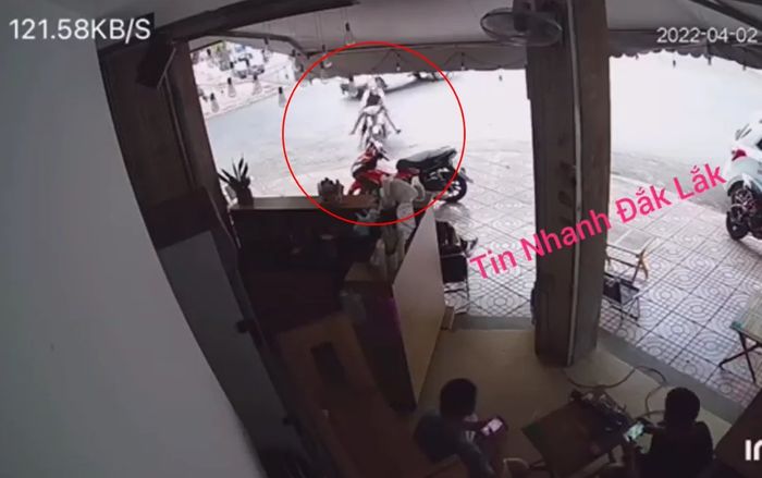 Clip: Cô gái lao như bay tông thẳng vào quán cà phê, hành động của tài xế ô tô sau đó gây bức xúc