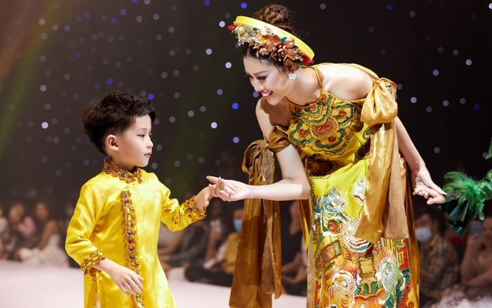 Khánh Vân sải bước catwalk cùng mẫu nhí, thần thái ra sao mà ai cũng trầm trồ?