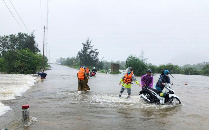 Thừa Thiên Huế: Nước lũ cuốn trôi người phụ nữ đi chợ, tử vong thương tâm