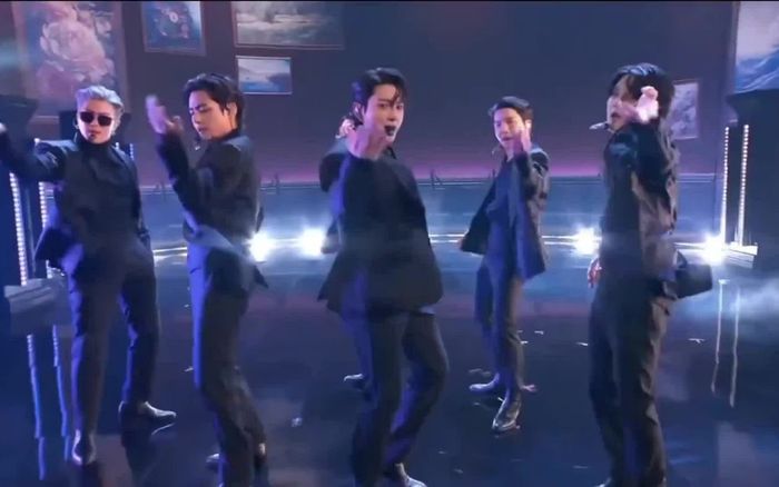 J-hope 'vồ ếch' trên sân khấu biểu diễn của BTS tại Grammy 2022