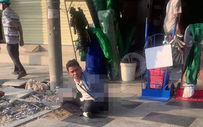 Người đàn ông ngồi sau xe máy kề dao đòi cắt cổ bạn gái vì nổi cơn ghen tuông