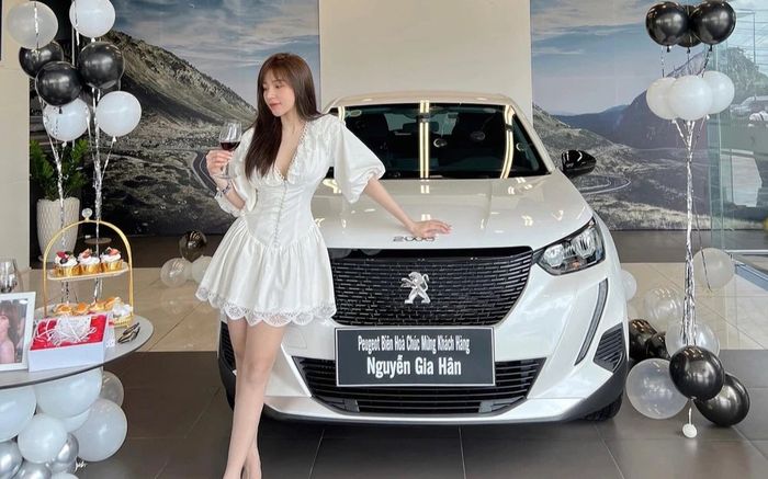 Bạn gái Hoàng Đức khoe xế hộp mới sau khi bạn trai được đại gia Thái Lan 'tỏ tình'