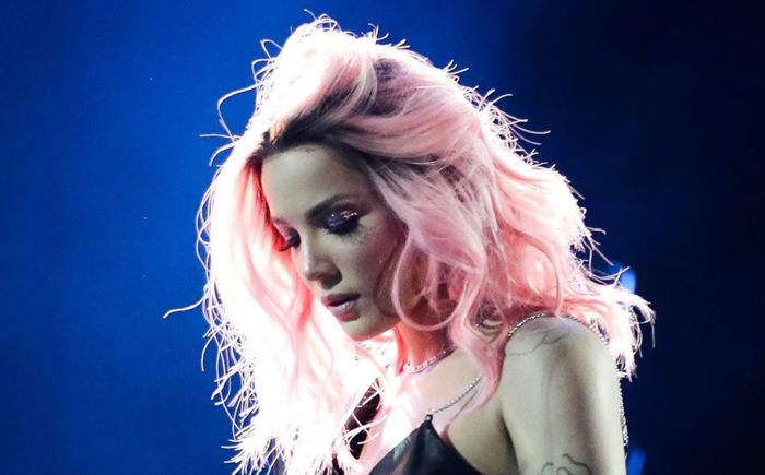 Halsey vẫn xem màn trình diễn của những người bạn thân BTS, mặc dù cô cảm thấy không khỏe