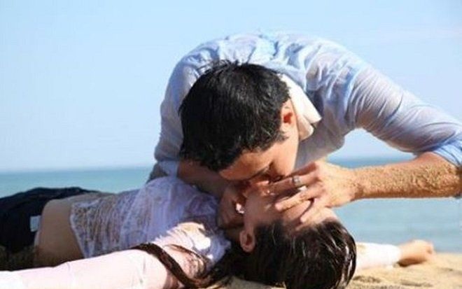 Cứu sống cô gái bị đuối nước, người đàn ông 'choáng váng' trước hành động của cô ta khi tỉnh lại