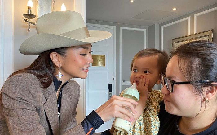 Nối gót Bùi Anh Tuấn, siêu mẫu Thanh Hằng bất ngờ tập làm 'mẹ bỉm' với Lisa nhà Hà Hồ