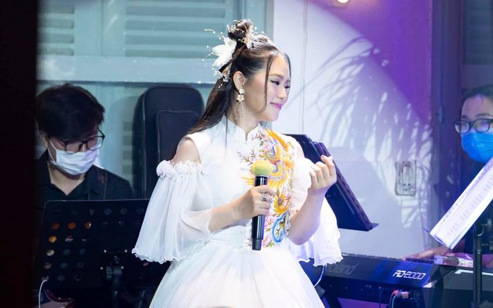 Lương Bích Hữu nhận về loạt chê bai khi hát tiếng Hoa, đã vậy trang phục còn như phim chưởng!