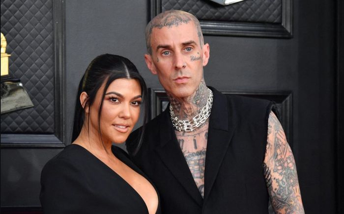 Chị gái Kim Kardashian đã kết hôn trước Grammy một ngày mà không ai biết