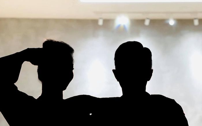 Thêm cặp đôi sao Việt nổi tiếng bắt trend trào lưu 'ôm vào lòng', ngọt nhất là màn 'khóa môi'