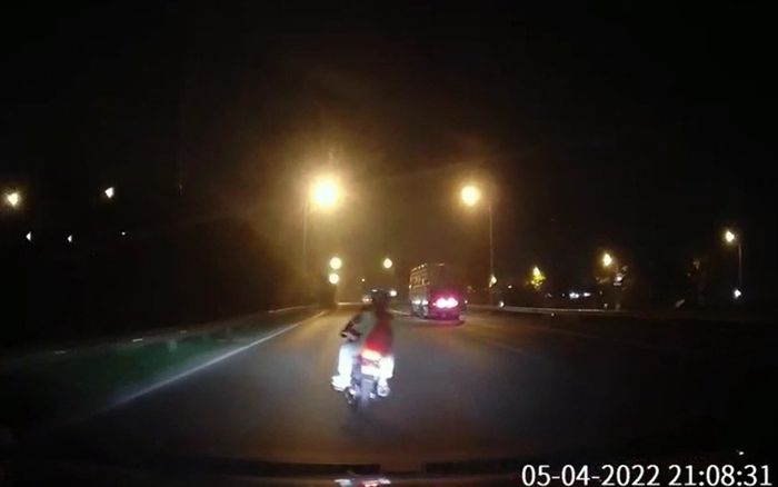 Clip: Đi sai làn đường bị tài xế ô tô nhắc nhở, cặp đôi còn thách thức: 'Thích đi bên này được không?'