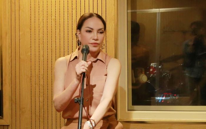 Vừa về Việt Nam, Thanh Hà lộ diện với vóc dáng gầy sọp, đi tập luyện cho đêm diễn sắp tới