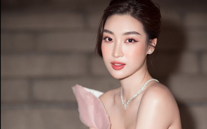 Đẹp như Hoa hậu Đỗ Mỹ Linh cũng bị cho 'leo cây' trong buổi hẹn hò, chuyện gì đây?