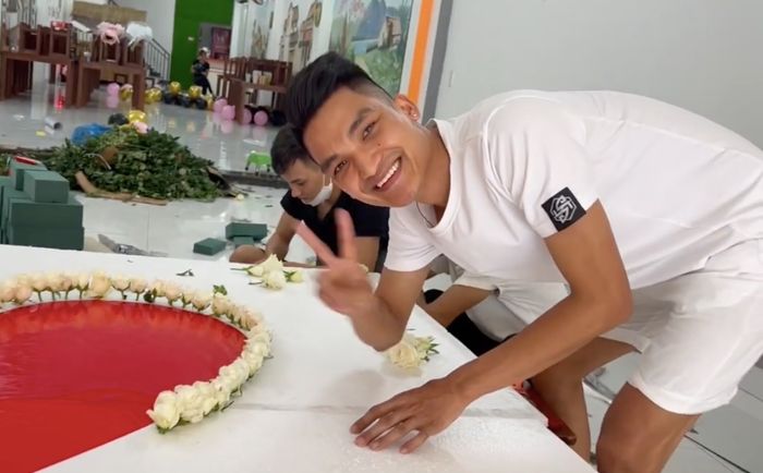 Hé lộ lý do Mạc Văn Khoa chọn quán bún đậu để cầu hôn Vy Pumpe, loạt ảnh chứng minh đàng trai cực tinh tế