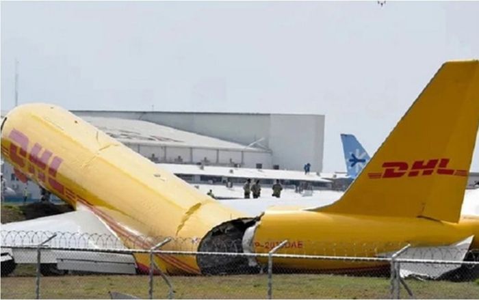 Máy bay gãy đôi khi hạ cánh khẩn cấp, đuôi rụng khỏi thân