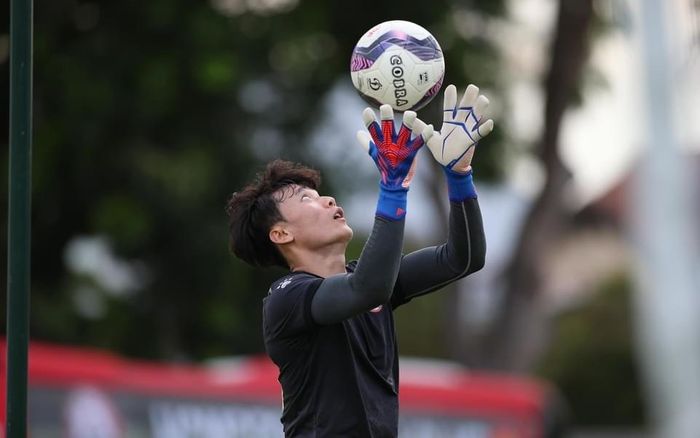 Thủ môn Bùi Tiến Dũng 'quay xe', lãnh đạo CLB TPHCM cho tập luyện trở lại