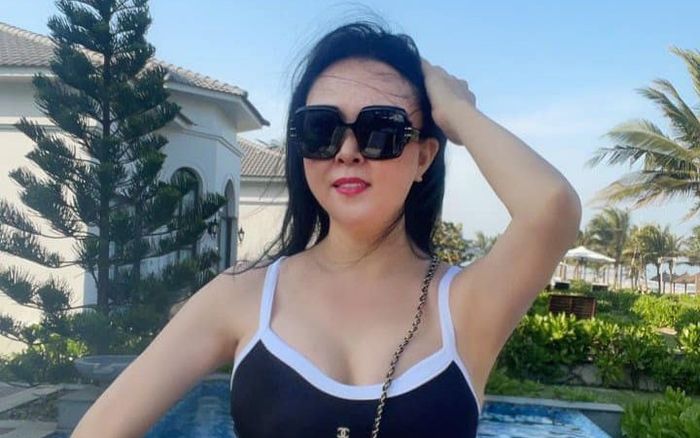 Phượng Chanel khoe vóc dáng quyến rũ với bikini một mảnh, khiến netizen cứ ngỡ là 'bộ ảnh 20 năm trước'