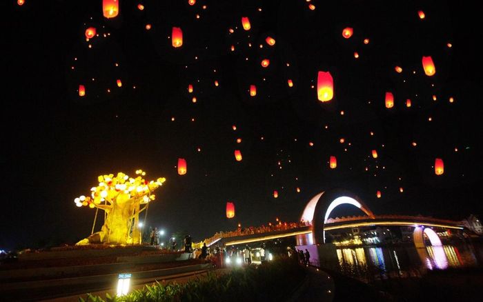 Ấn tượng đêm lễ hội Thả thiên đăng tại Đảo Ký Ức Hội An