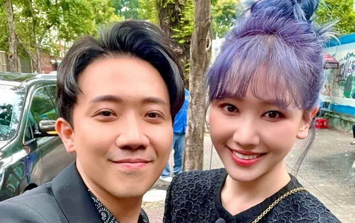 Trấn Thành và Hari Won bị chụp lén từ phía sau, nhìn là biết nam MC nuông chiều vợ cỡ nào