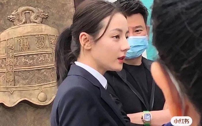 Địch Lệ Nhiệt Ba bị chụp lén ở hậu trường Công Tố Tinh Anh, sống mũi cao chọc trời gây sốt