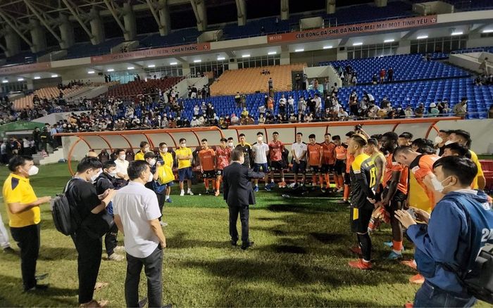 Người hâm mộ Việt Nam 'dậy sóng' vì bầu Hiển lì xì CLB Đà Nẵng 200 triệu