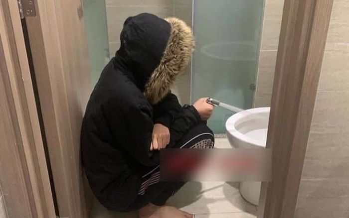 Người đàn ông ngồi trầm tư bên bệ xí gần cả tiếng đồng hồ, biết lý do ai nấy cũng cười phá lên