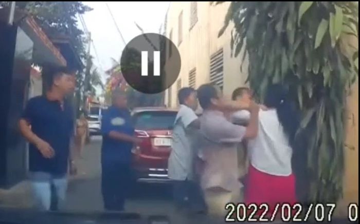 Clip: Mâu thuẫn chỗ đỗ xe, nhóm 5 người đàn ông lao vào tấn công người phụ nữ dã man