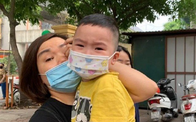 Nhiều cô cậu nhóc tỳ nước mắt lưng tròng trong ngày đầu đến trường