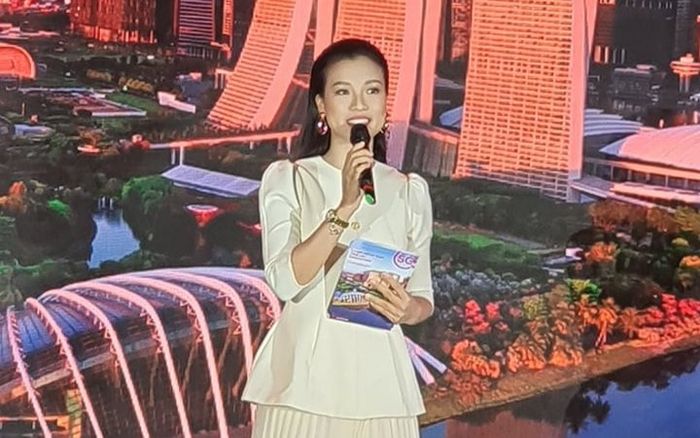 MC Hoàng Oanh lần đầu lộ diện sau xác nhận ly hôn chồng Tây: Môi nở nụ cười nhưng mắt man mác buồn