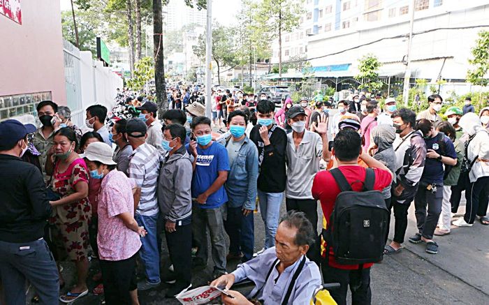 Sốt vé xem HAGL của bầu Đức đá AFC Champions League 2022: Vì yêu mà xếp hàng từ sáng sớm!