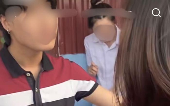 Gọi chồng về ăn cơm không được, vợ hất cả mâm trước mặt bao nhiêu người gây tranh cãi dữ dội