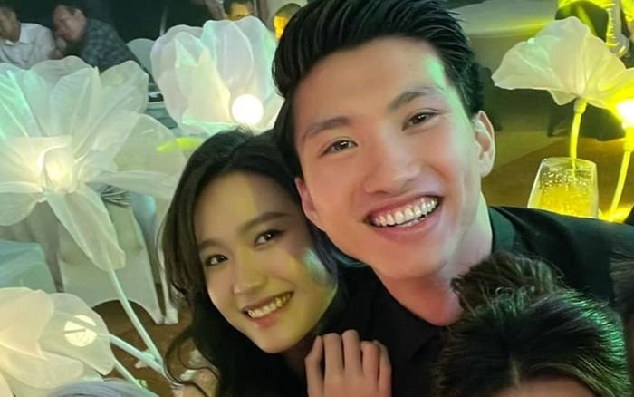 Doãn Hải My tình tứ ôm vai Đoàn Văn Hậu ở đám cưới Thành Chung