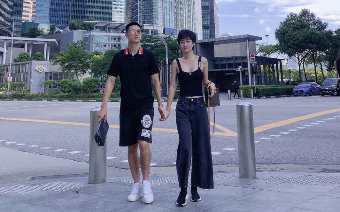 Phát hiện cô gái giống Hiền Hồ như hai giọt nước, du lịch ở Singapore cùng nhà vô địch AFF Cup