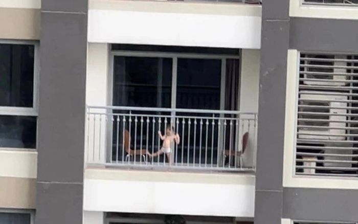 Thót tim khoảnh khắc em bé bám vào lan can tầng cao chung cư