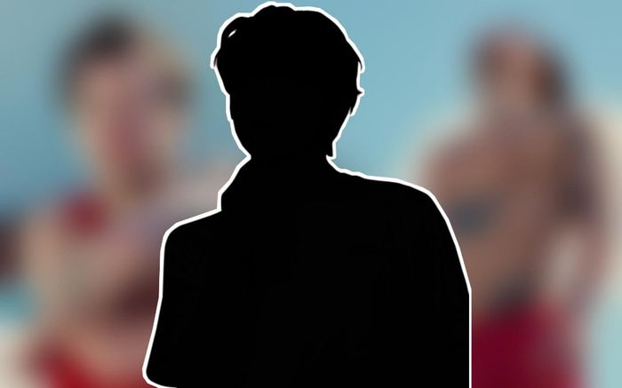 Nam ca sĩ điển trai diện đồ nữ tính quay MV, cắt xẻ táo bạo có kém cạnh 'hội chị em' đâu!