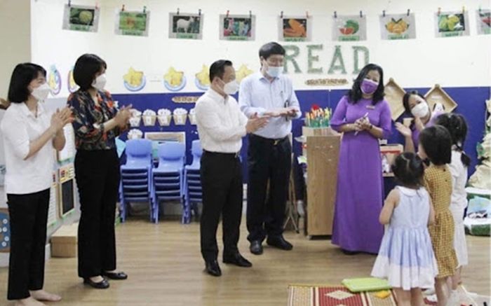 Xôn xao hình ảnh đoàn khách Sở GD&ĐT đi giày vào lớp mầm non, nhà trường nói gì?
