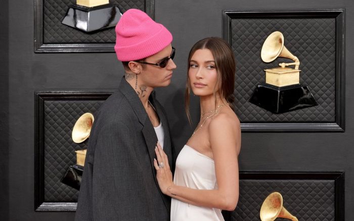 Vợ Justin Bieber bức xúc lên tiếng vì chuyện liên quan đến bạn gái cũ của chồng