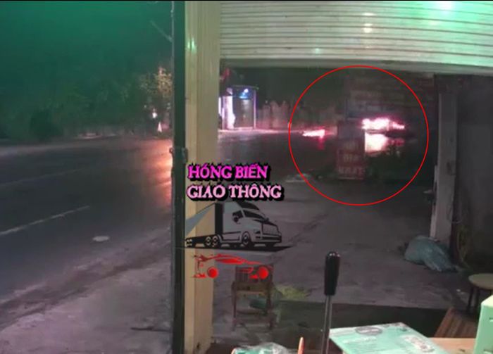 Clip: Nhóm thanh niên kẹp 3 trên xe máy phi như bay ở làn ngược chiều, đối đầu trực diện xe tang