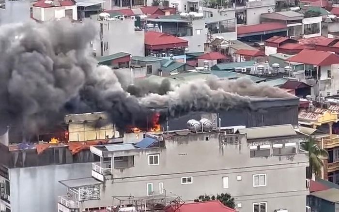 Căn nhà 8 tầng ở Hà Nội bốc cháy dữ dội, cột khói cao hàng chục mét, nhiều người hốt hoảng bỏ chạy