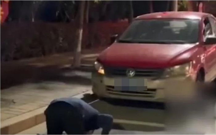 Bước ra khỏi xe, người đàn ông bất ngờ quỳ lạy trước ô tô, nguyên nhân phía sau vô cùng xúc động