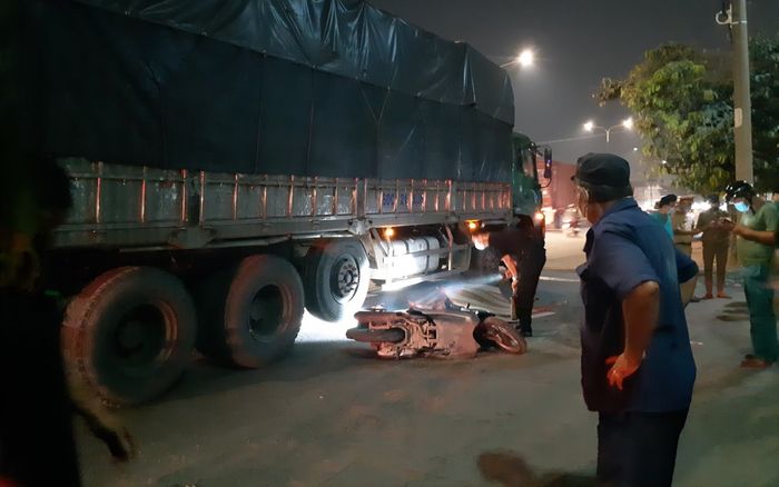 Chồng và con gặp tai nạn tử vong tại chỗ, vợ ôm 2 thi thể gào khóc thảm thiết