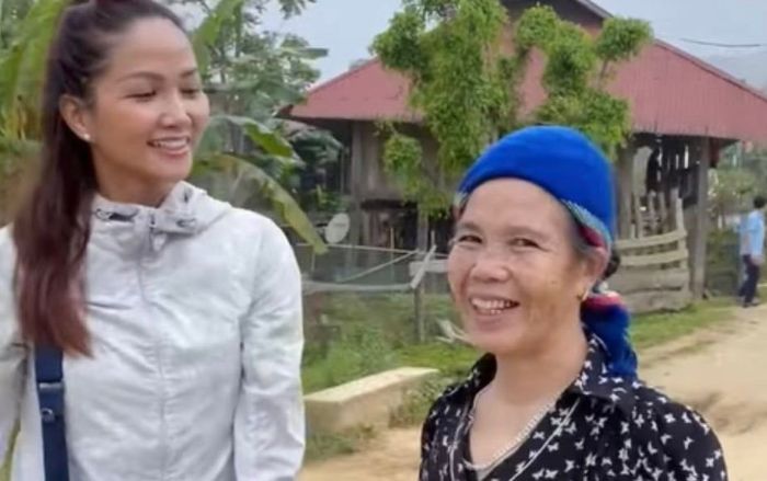 'Hoa hậu lạ nhất Việt Nam' được người dân mời vào chơi nhưng H'Hen Niê lại bận đi chăn bò
