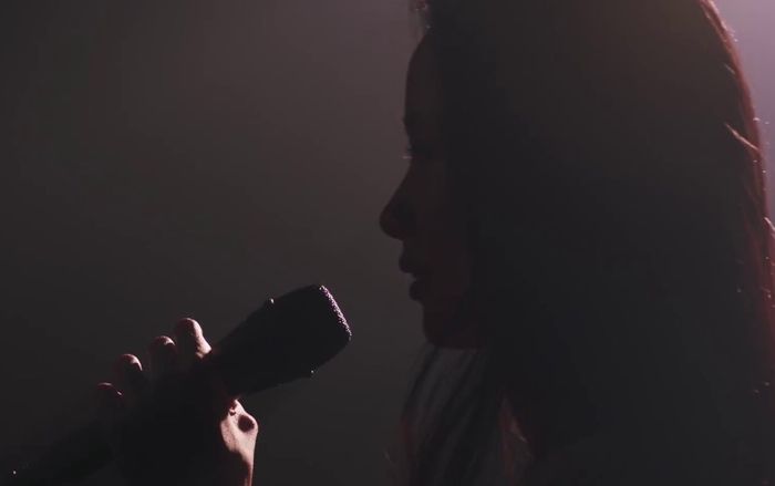 Kỳ lạ: Một nữ ca sĩ đi hát 4 năm nhưng không ai biết được gương mặt thật của cô