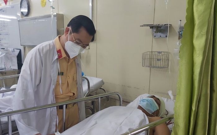 Tạm giữ nam thanh niên lái xe máy tông Thiếu tá CSGT chấn thương