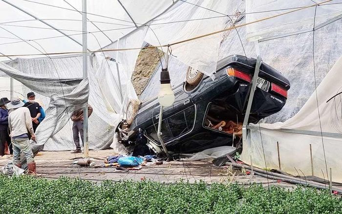 Đà Lạt: Ô tô lao xuống vực sâu 30m, người gặp nạn mắc kẹt nhiều giờ